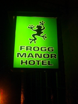 Frogg Manor Hotel and Restaurant Photo