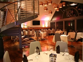 Frogg Manor Hotel and Restaurant Photo